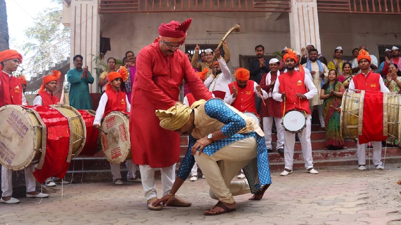 अभिनेते आदेश बांदेकर यांच्यासाठी देखिल हा क्षण अत्यंत महत्त्वाचा आहे. 'घरोघरी मातीच्या चुली' या मालिकेत पाहुण्या कलाकाराच्या रुपात त्यांची एण्ट्री होत आहे.  