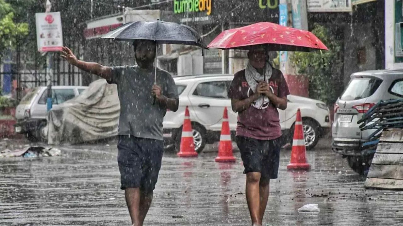 हवामान खात्याने दिलेल्या माहितीनुसार, येत्या काही दिवसांत मुंबईच्या हवामानात मोठा बदल अपेक्षित आहे. मुंबईसह कोकणात दमट आणि उष्ण हवामान राहणार आहे.