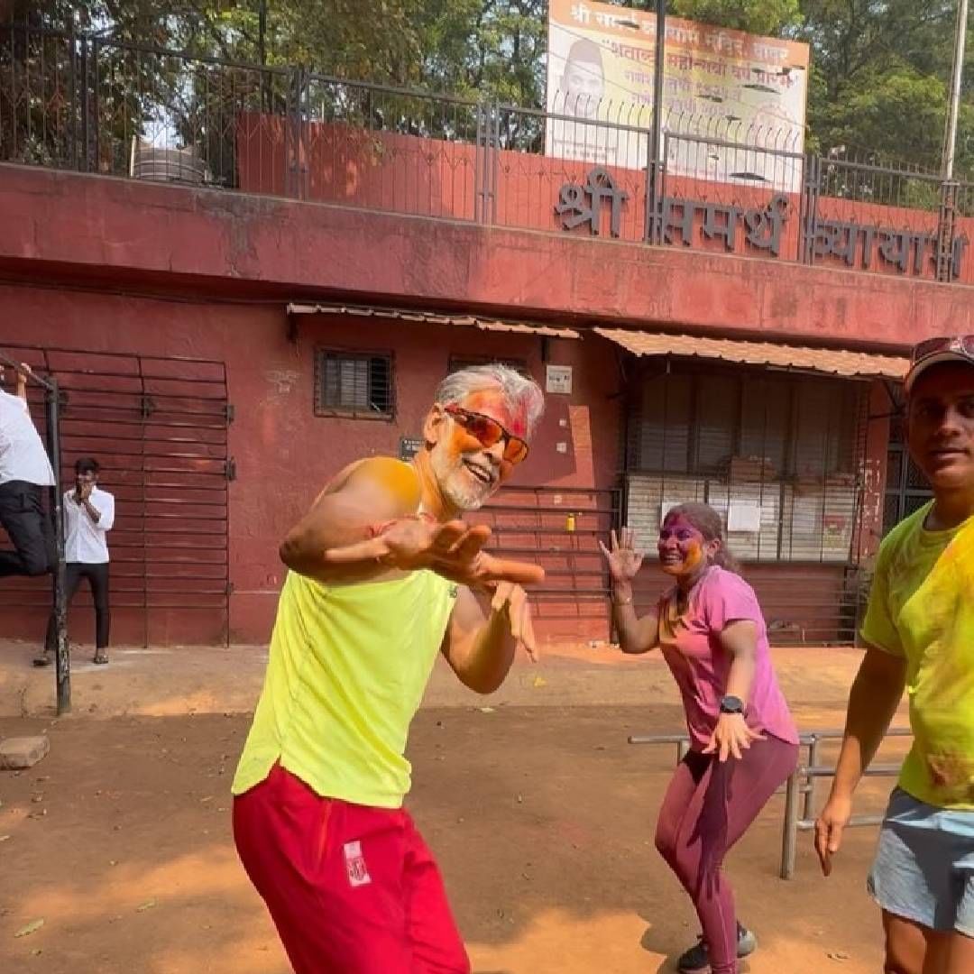 याशिवाय मिलिंद आणि अंकिताने शिवाजी पार्कात डान्ससुद्धा केला. या दोघांनी चाहत्यांसोबत मिळून धमाल रंगपंचमी साजरी केली. मिलिंद आणि अंकिता यांच्या वयात 26 वर्षांचं अंतर आहे.  