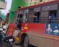 Thane accident – घोडबंदर रोडवर एसटी बस मेट्रोच्या पिलरला धडकली, 11 जण जखमी