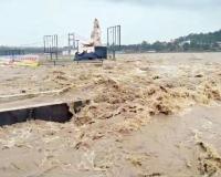 मुसळधार पावसाने उत्तर प्रदेशात हाहाकार, गल्लोगल्ली मगरींची दहशत; 85 घाट गंगेच्या पाण्याखाली