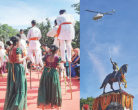 किल्ले प्रतापगडावर अलोट उत्साहात शिवप्रताप दिन; छत्रपती शिवाजी महाराजांच्या पुतळ्य़ावर हेलिकॉप्टरमधून पुष्पवृष्टि