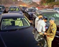 गुजरातमध्ये फेअरवेलच्या दिवशी 12 वीच्या विद्यार्थ्यांनी काढली BMW, Mercedes ची परेड; रस्त्यावर स्टंट; 20 आलिशान कार जप्त